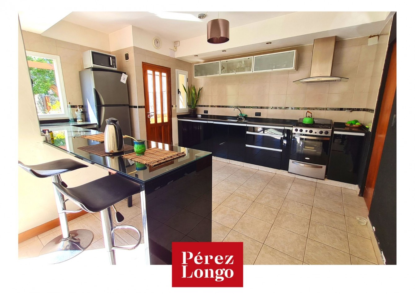CASA 4 AMB CON PARQUE Y PARRILLA BARRIO LOS ACANTILADOS