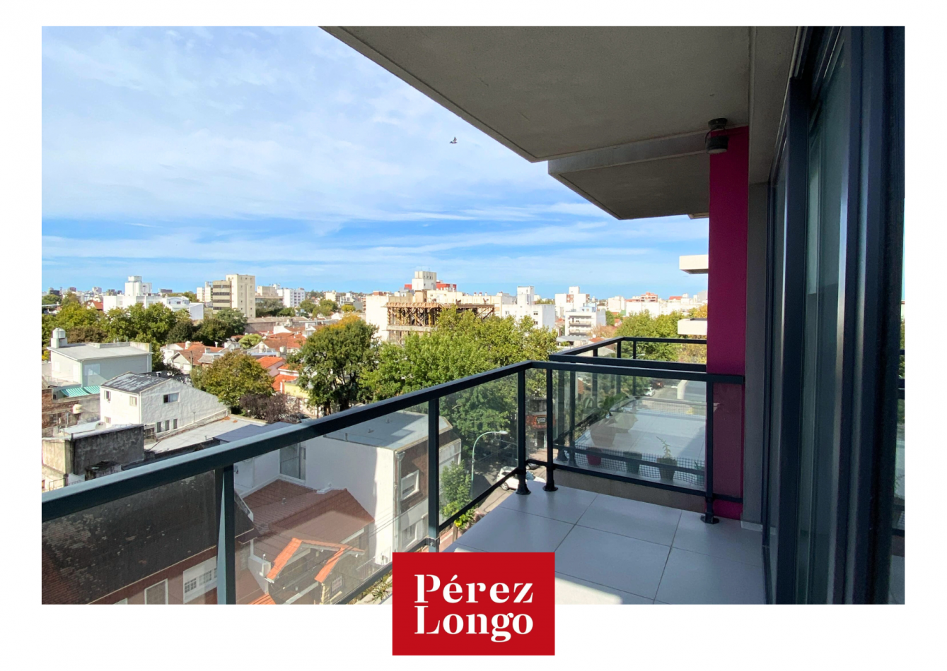 DEPARTAMENTO 3 AMBIENTES CON BALCON SALIENTE Y COCHERA DESCUBIERTA