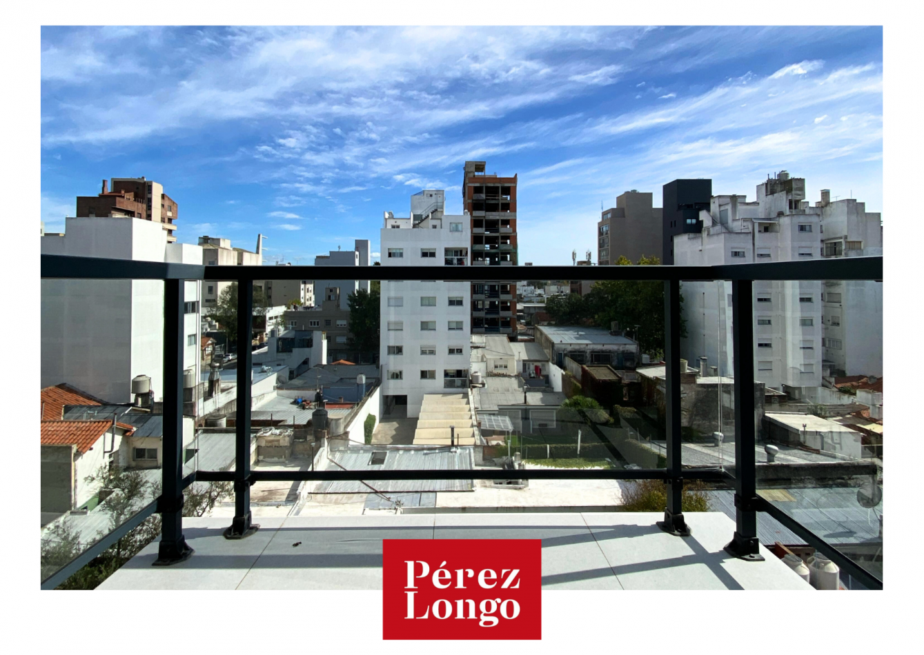 DEPARTAMENTO 3 AMBIENTES CON BALCON SALIENTE Y COCHERA DESCUBIERTA