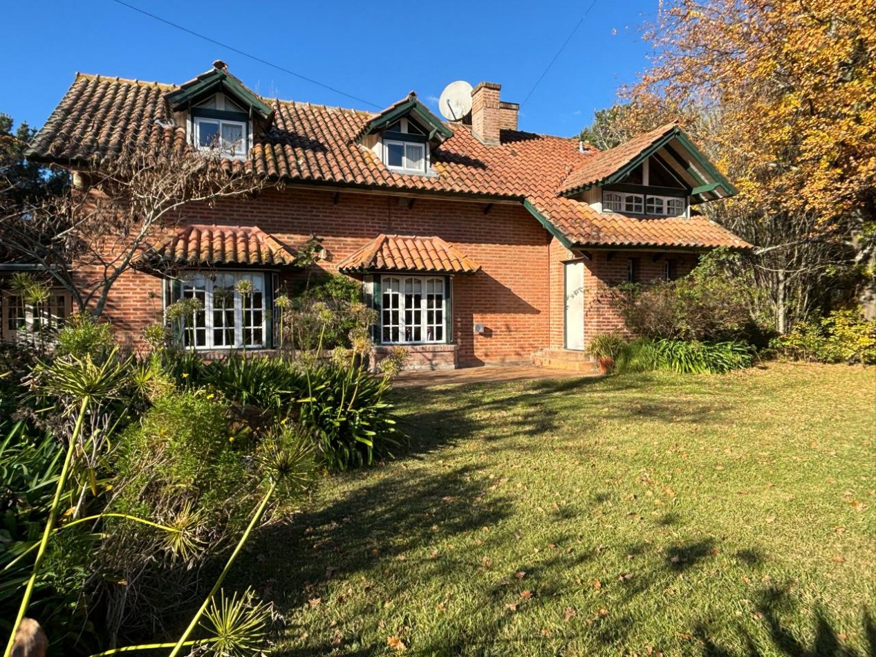 IMPORTANTE RESIDENCIA SOBRE TRES LOTES