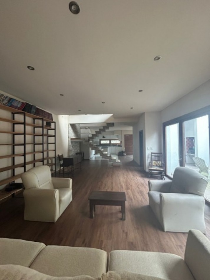 CASA MIIMALISTA UBICADA EN EL  BARRIO RESIDENCIAL  SAN CARLOS 