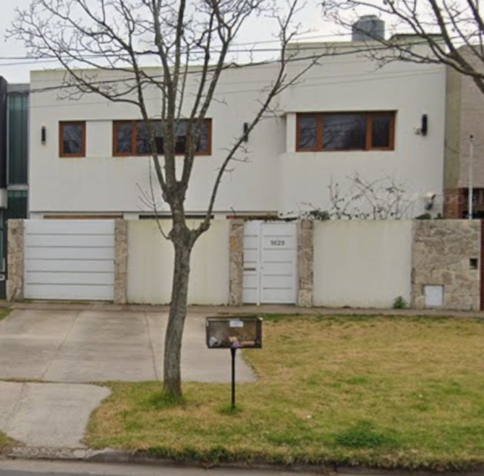 CASA MIIMALISTA UBICADA EN EL  BARRIO RESIDENCIAL  SAN CARLOS 