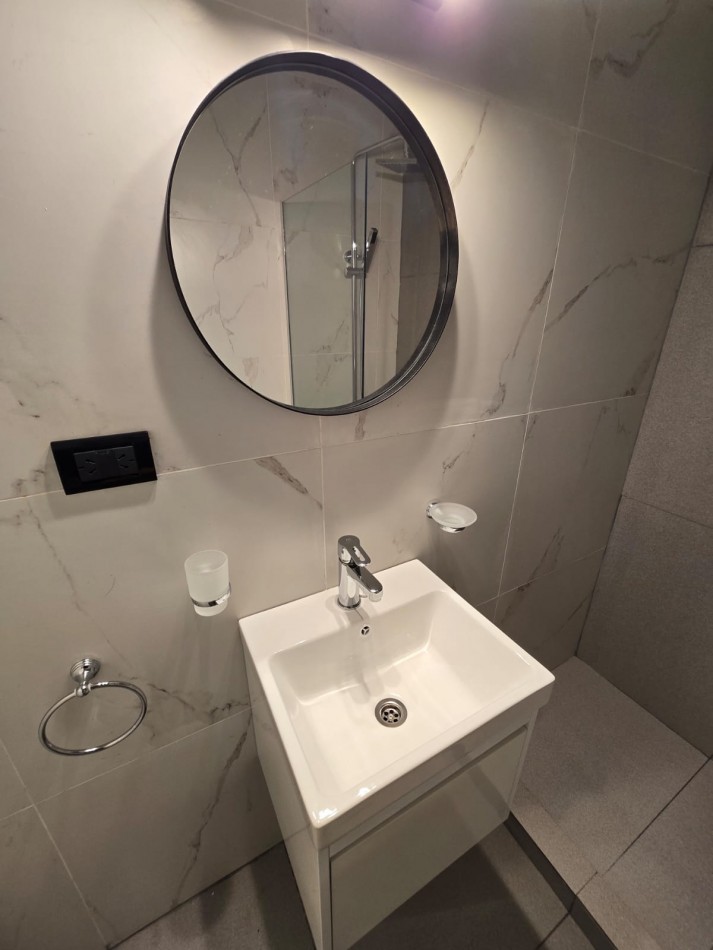 Departamento de 2 ambientes con dependencia y toilette de servicio. Con balcon saliente y  totalmente reciclado !!!!