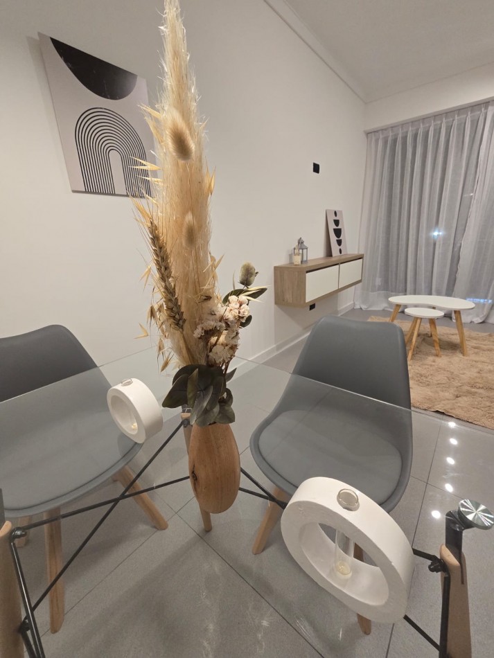 Departamento de 2 ambientes con dependencia y toilette de servicio. Con balcon saliente y  totalmente reciclado !!!!