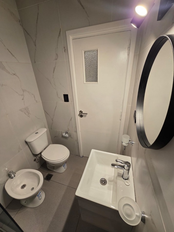 Departamento de 2 ambientes con dependencia y toilette de servicio. Con balcon saliente y  totalmente reciclado !!!!