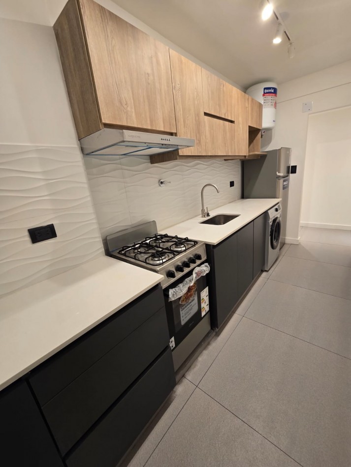 Departamento de 2 ambientes con dependencia y toilette de servicio. Con balcon saliente y  totalmente reciclado !!!!