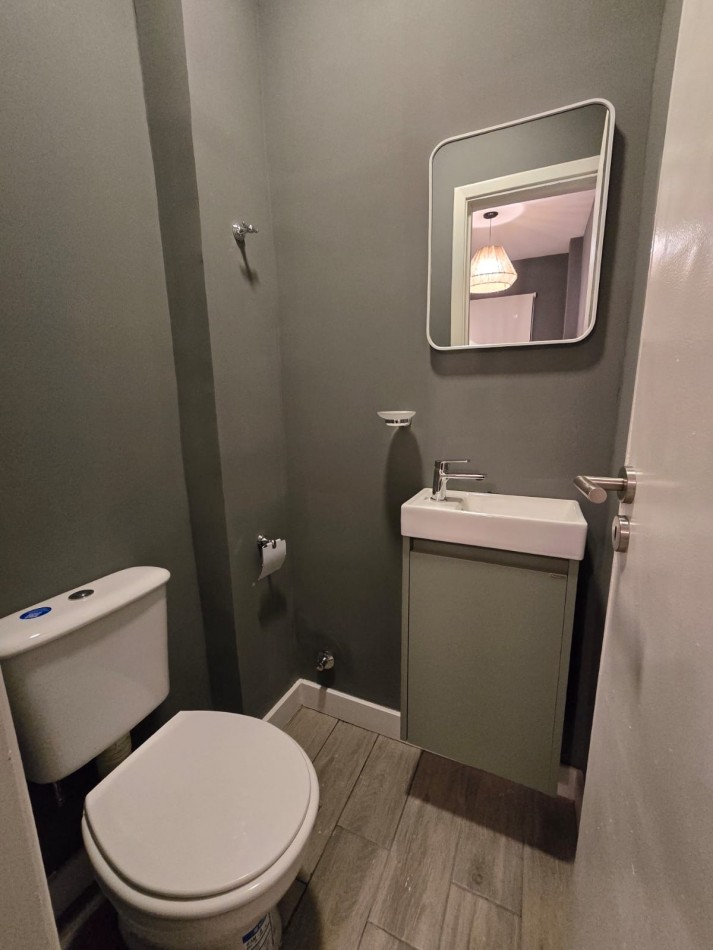 Departamento de 2 ambientes con dependencia y toilette de servicio. Con balcon saliente y  totalmente reciclado !!!!