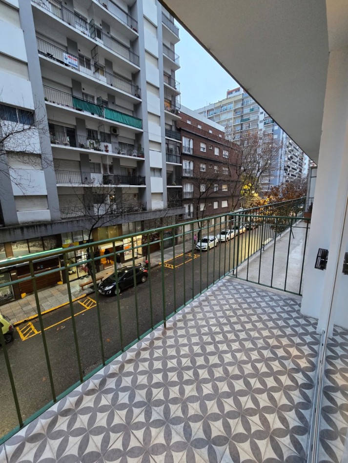 Departamento de 2 ambientes con dependencia y toilette de servicio. Con balcon saliente y  totalmente reciclado !!!!