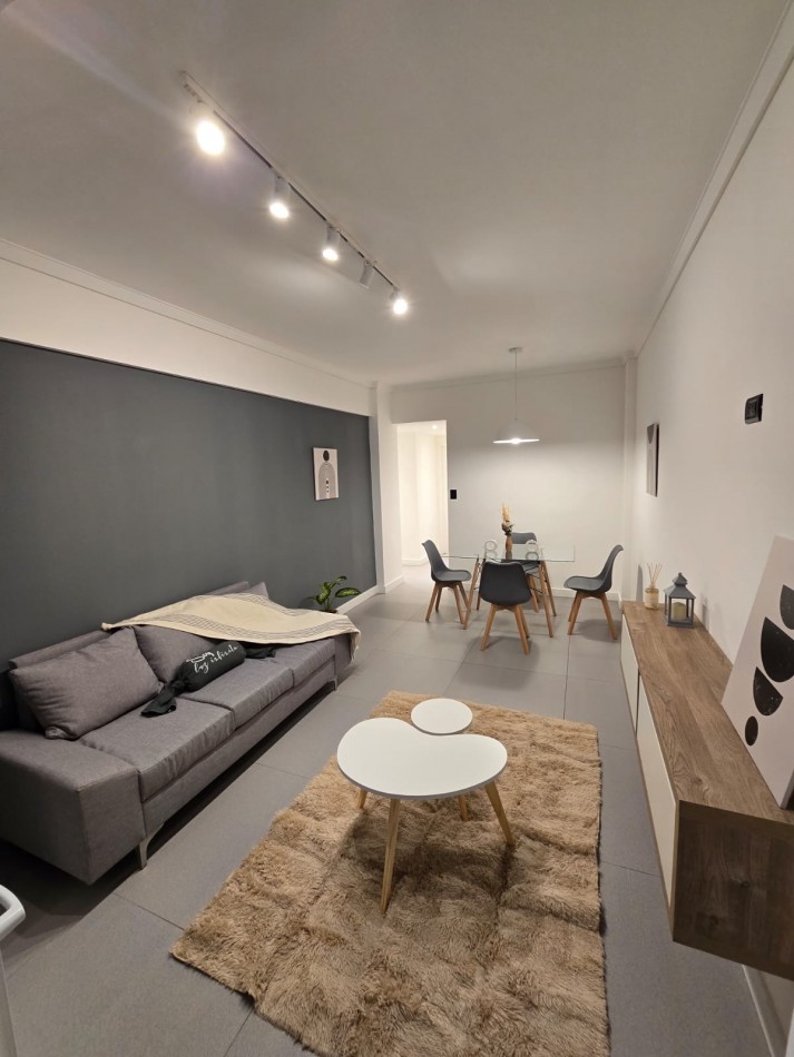 Departamento de 2 ambientes con dependencia y toilette de servicio. Con balcon saliente y  totalmente reciclado !!!!