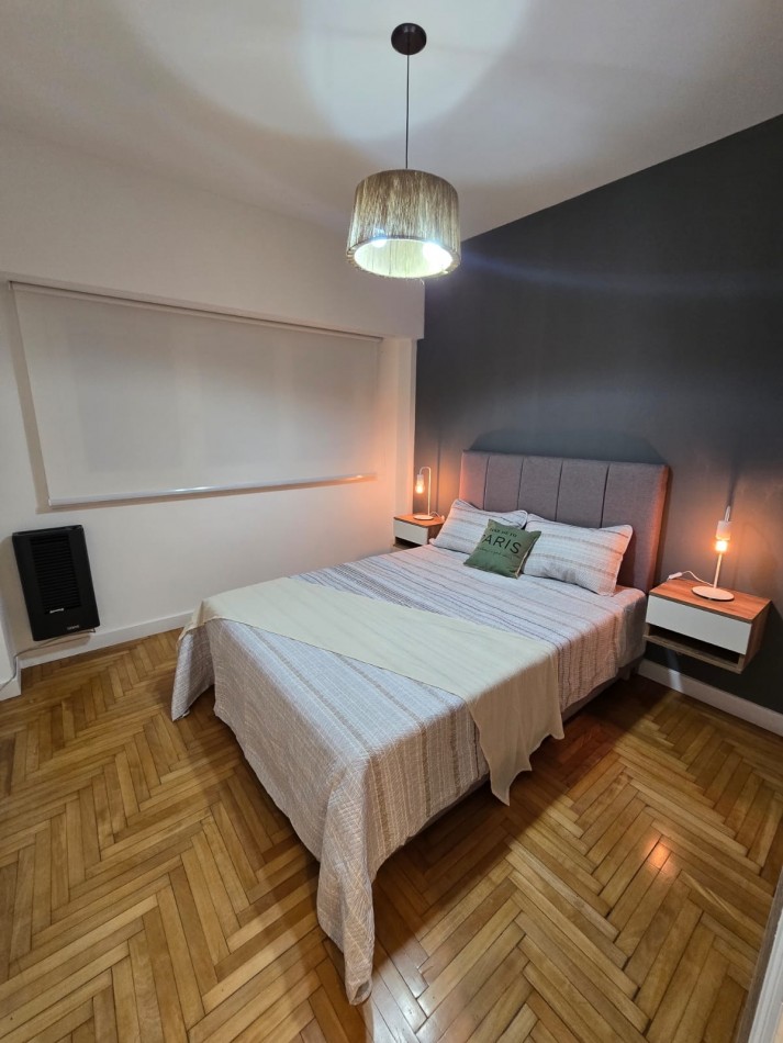 Departamento de 2 ambientes con dependencia y toilette de servicio. Con balcon saliente y  totalmente reciclado !!!!