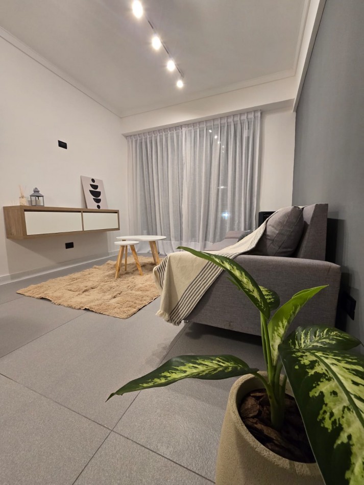Departamento de 2 ambientes con dependencia y toilette de servicio. Con balcon saliente y  totalmente reciclado !!!!