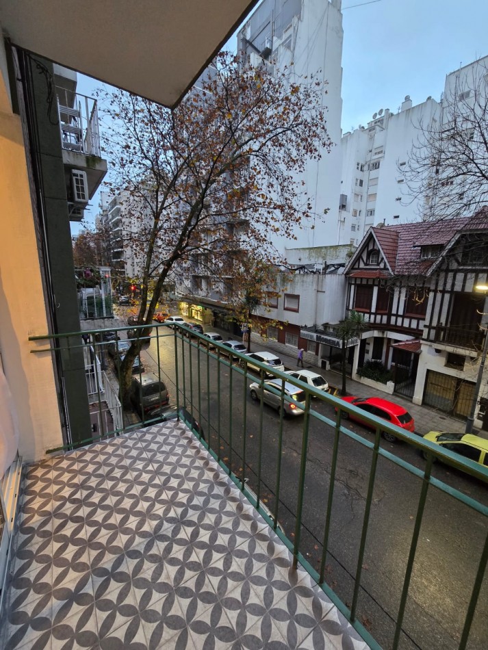 Departamento de 2 ambientes con dependencia y toilette de servicio. Con balcon saliente y  totalmente reciclado !!!!
