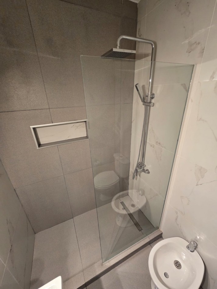 Departamento de 2 ambientes con dependencia y toilette de servicio. Con balcon saliente y  totalmente reciclado !!!!